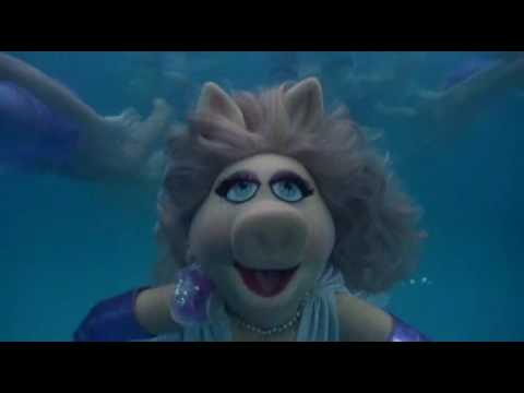 Miss_Piggy_Swimming_1